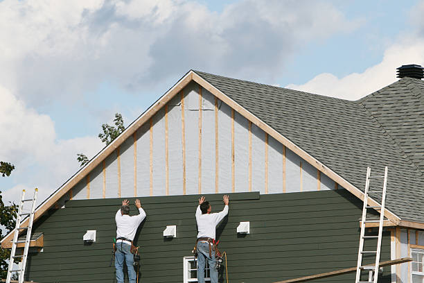 Professional Vinyl Siding technician working in Mulberry, IN